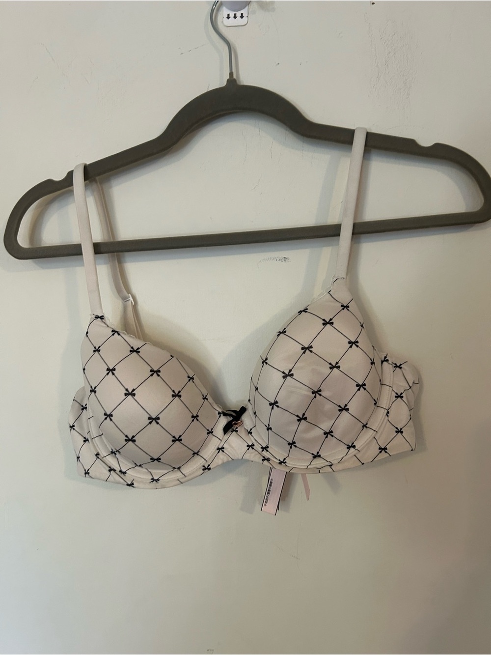 Victoria's Secret Body By Victoria
Perfect Shape Bra 34C Ivory Black Bow
Grid